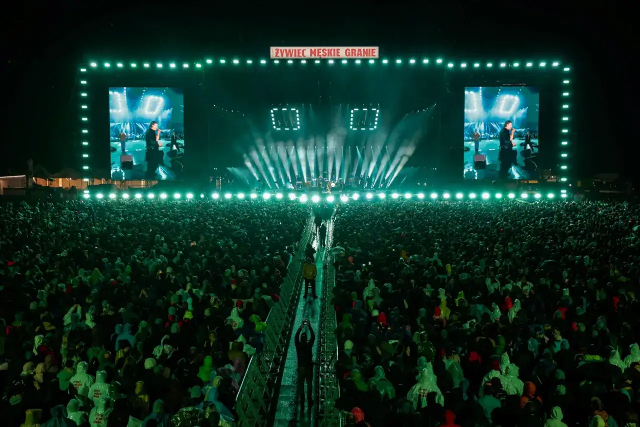 Tysiące fanów na koncercie Żywiec Męskie Granie 2026. Na scenie artysta, a na telebimach jego wizerunek.
