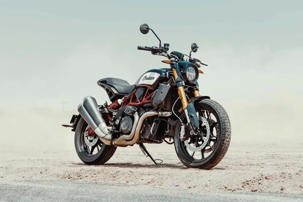 Potężny Indian FTR 1200 na pustynnym tle, gotowy na przygodę.