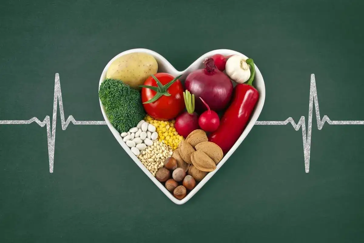 Un cœur rempli de légumes, fruits et noix : voici quoi manger pour faire baisser le cholestérol et garder un cœur en bonne santé.