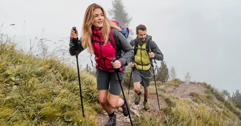 korzyści z kijków trekkingowych, osoba z kijkami na szlaku