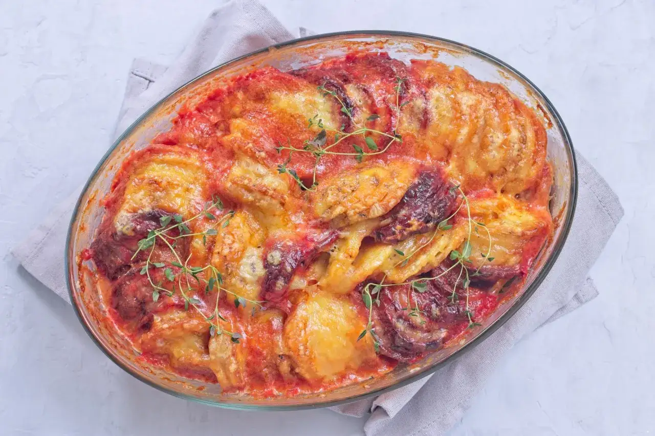 Un délicieux gratin patate douce aux tomates et fromage fondant, garni de thym frais.