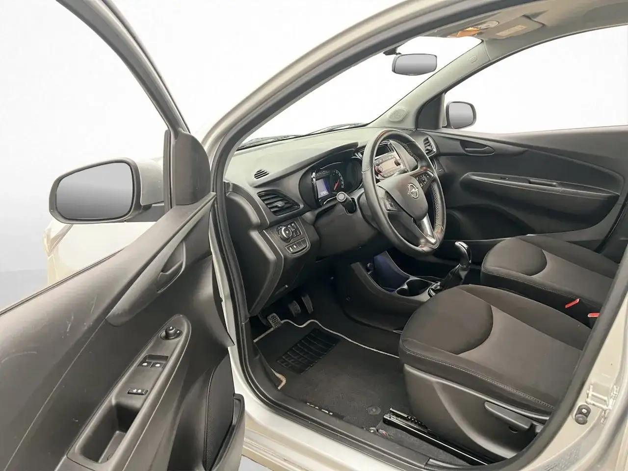 Interi&ouml;r i en Opel Karl med f&ouml;rarplatsen synlig. Svarta s&auml;ten, ratt och instrumentpanel.