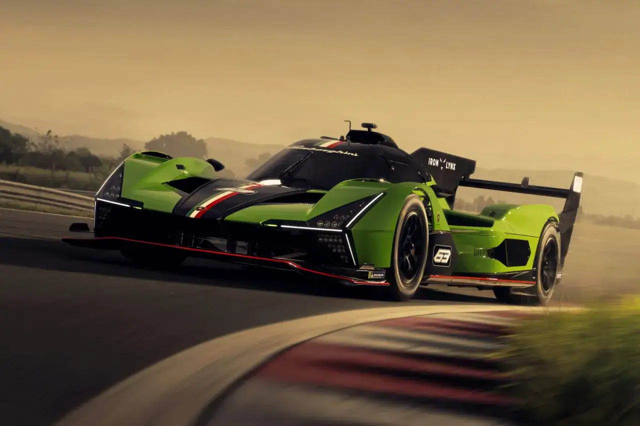 Zielony, czarny hypercar Lamborghini z numerem 63 na torze wyścigowym, z napisem 