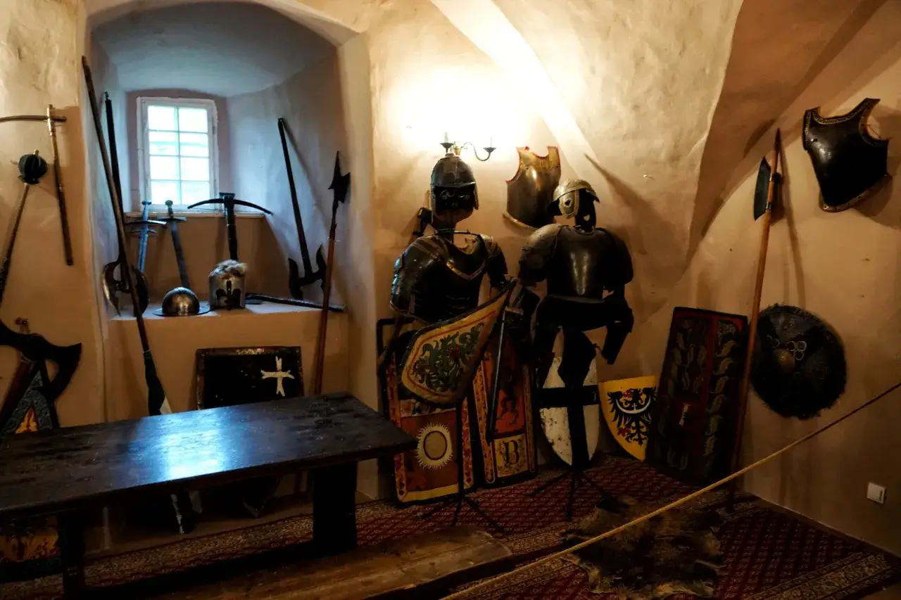 Zbroje rycerzy i broń w komnacie zamku Czocha. Bilety do zamku warto kupić wcześniej.