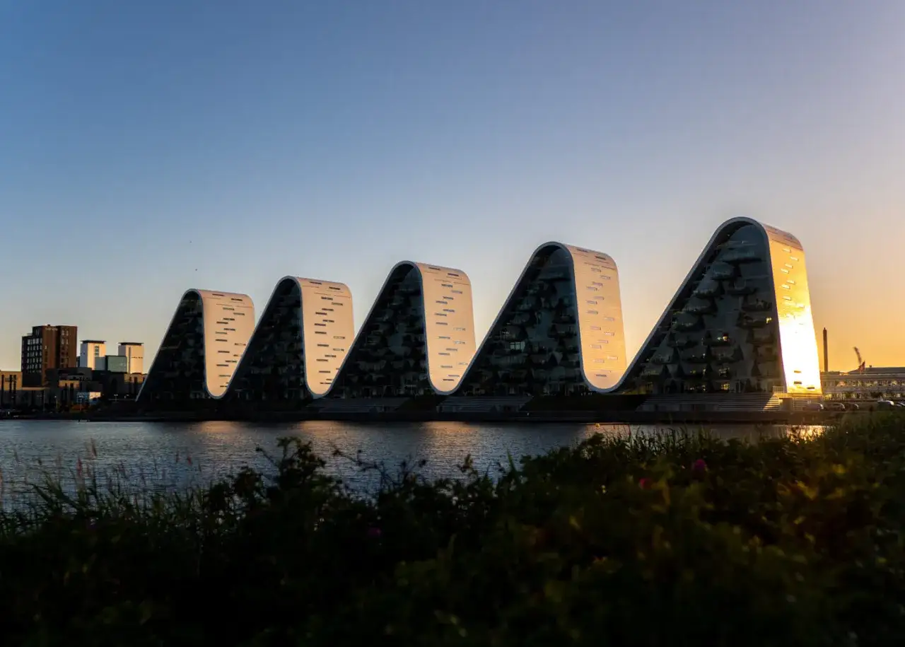 Architektura falująca nad wodą, idealna na liście