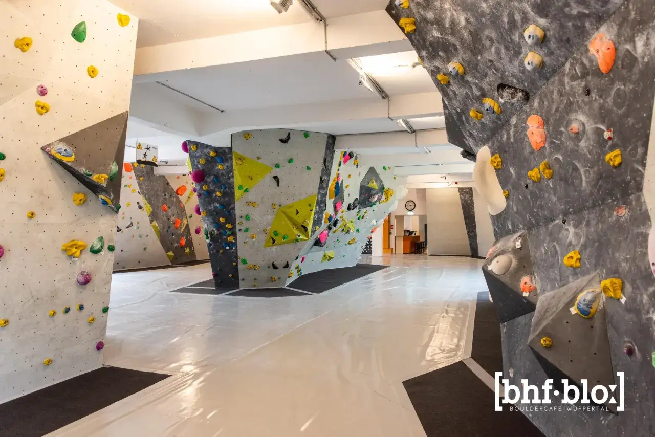 Bunte Griffe zieren die W&auml;nde der Boulderhalle in Wuppertal. Hier kann man sich austoben.
