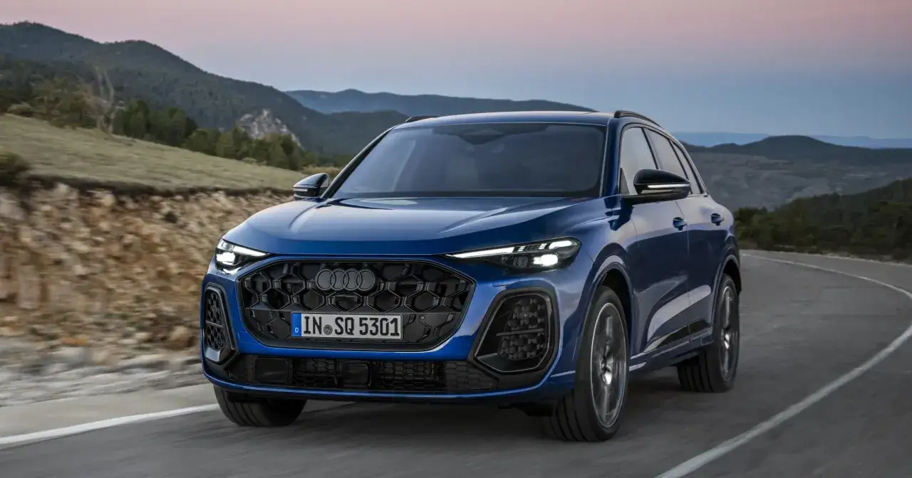 Niebieskie Audi Q5 2025 na krętej drodze w górach. Sprawdź aktualną audi q5 2025 cena i dostępne konfiguracje.