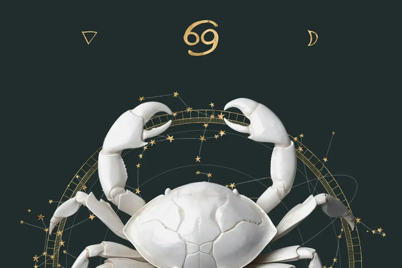 Biały rak z pancerzem, symbol znaku zodiaku Rak, otoczony złotymi gwiazdami i konstelacjami na ciemnym tle.