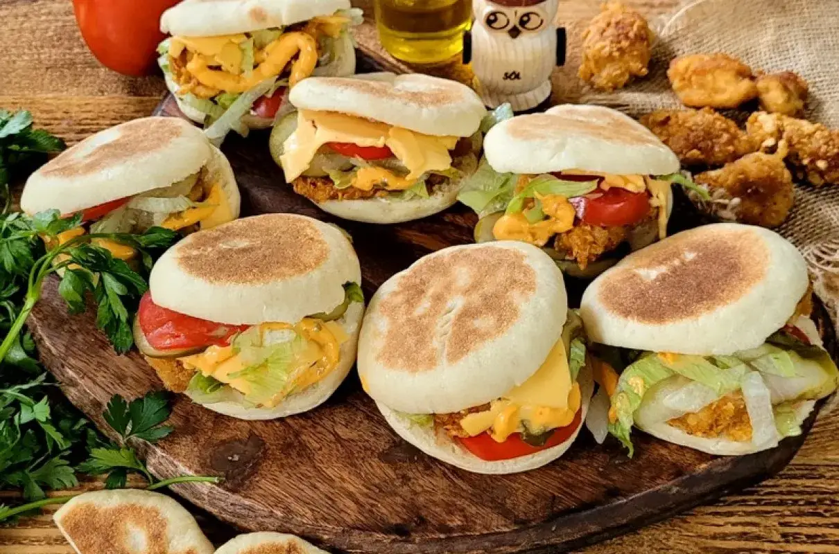 sklepowe półki z bułkami do burgerów