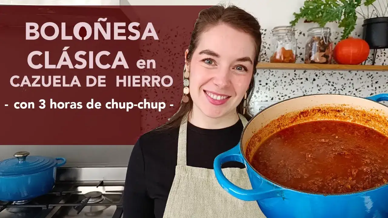 Auténtica salsa boloñesa en una olla de hierro fundido