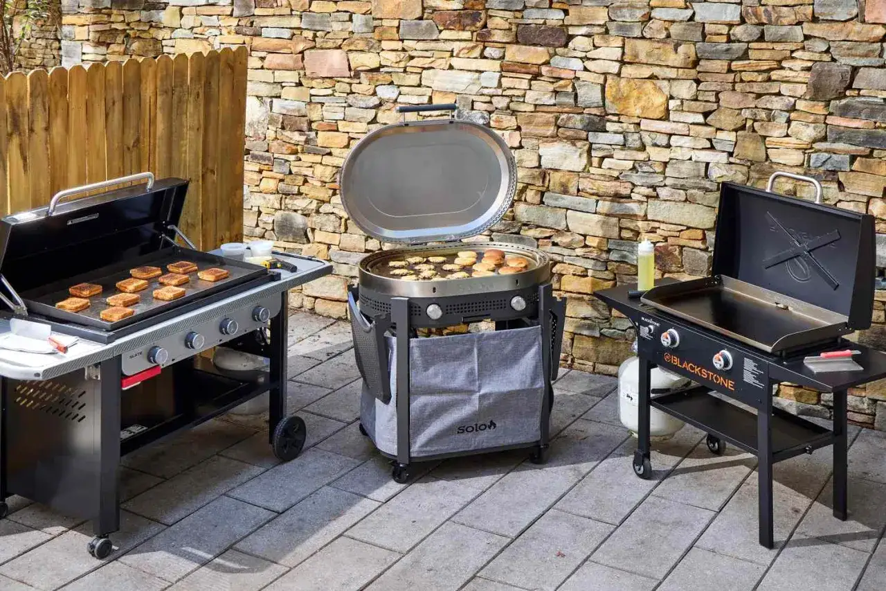 Trois planchas à gaz prêtes à l'emploi, une avec des toasts, une autre avec des pains à burger, pour allumer plancha gaz et cuisiner dehors.