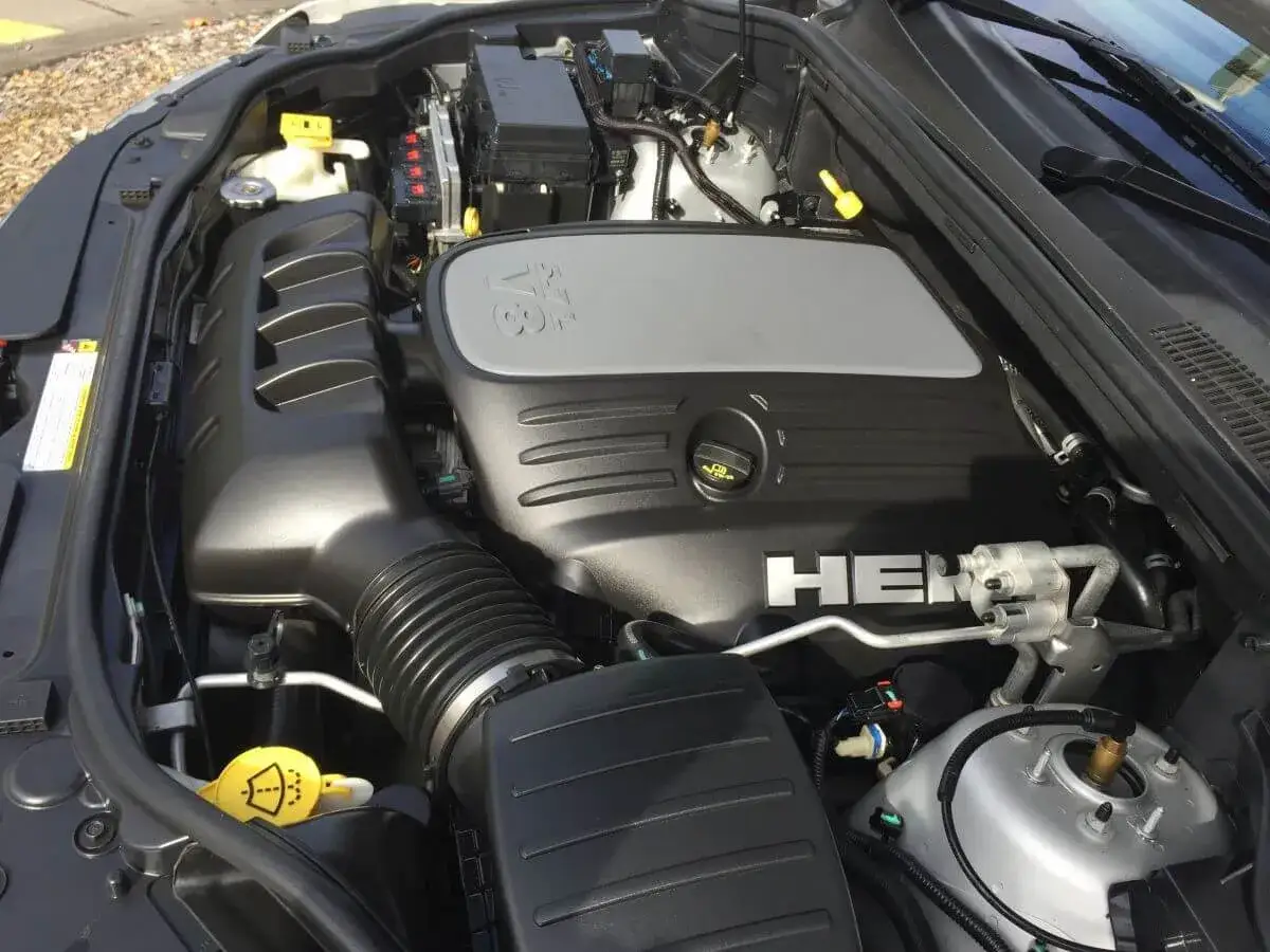 Silnik 5.7 Hemi z widocznym napisem 