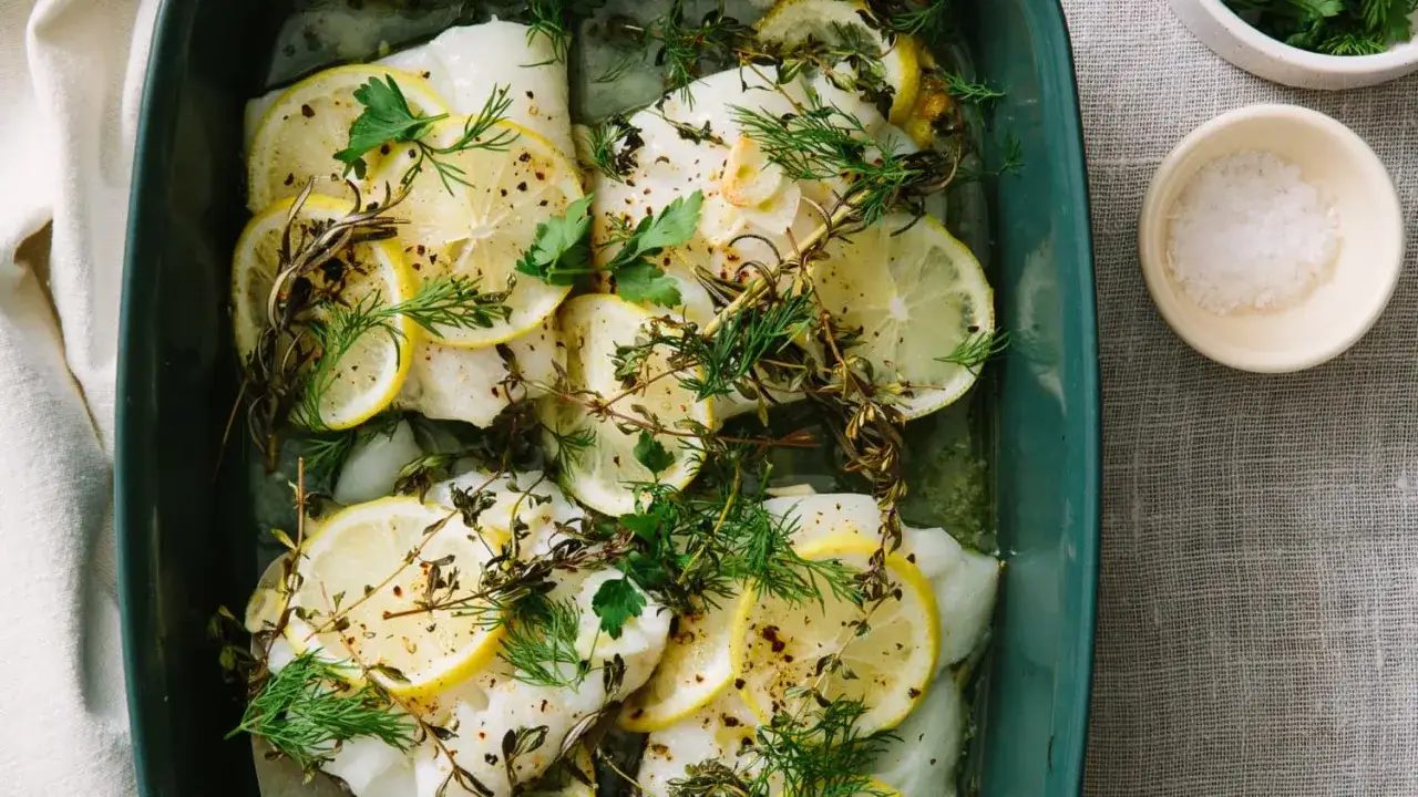 Torskrygg recept: saftiga fiskbitar i ugnsform med citron, örter och vitlök. Enkel och god middag.