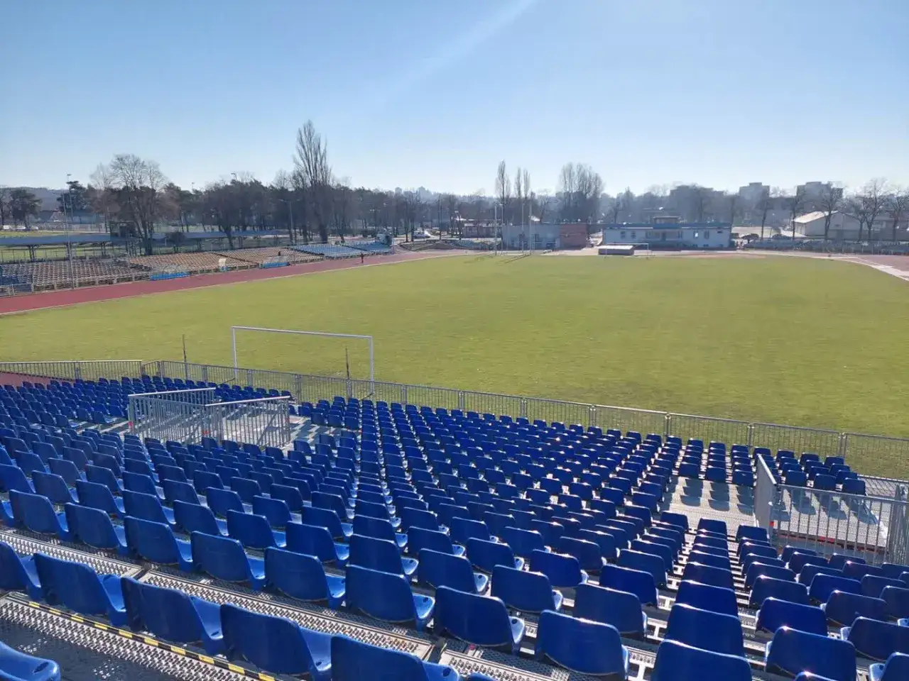 Puste niebieskie trybuny stadionu w Zielonej Górze, gotowe na mecz Lechii.