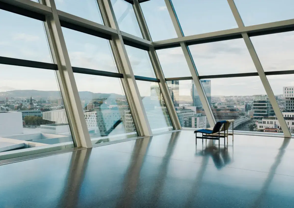 Nowoczesne wnętrze z widokiem na Oslo. Wygodny fotel zaprasza do podziwiania panoramy miasta z okien Muzeum Narodowego Oslo.