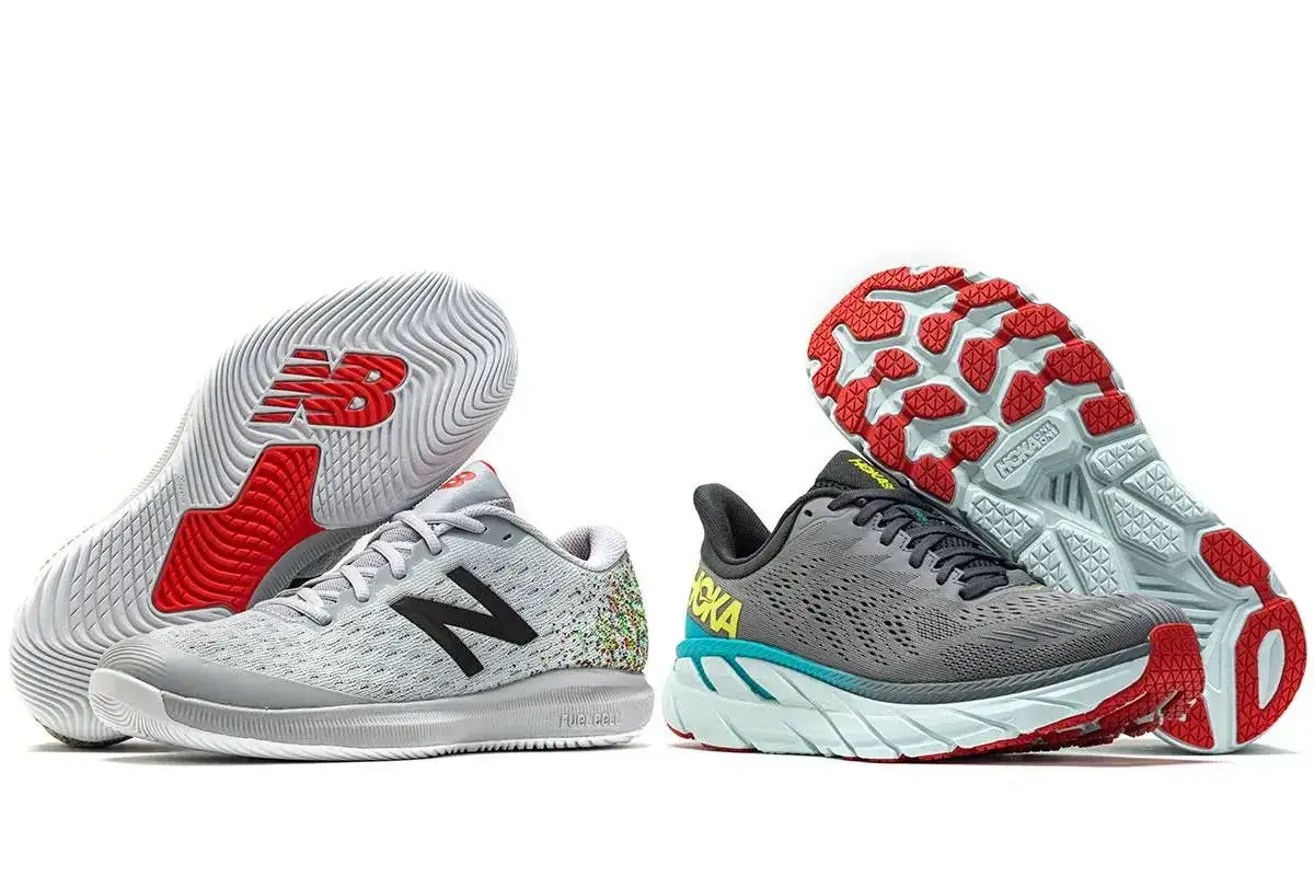 Szare sneakersy New Balance i Hoka. Różnice między nimi widać w podeszwie i designie.