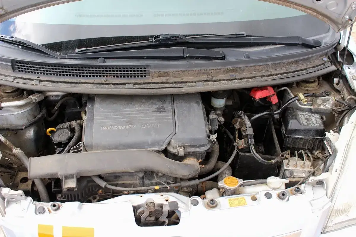 Silnik Twin Cam 12V DVVT w samochodzie Daihatsu, gotowy do pracy.