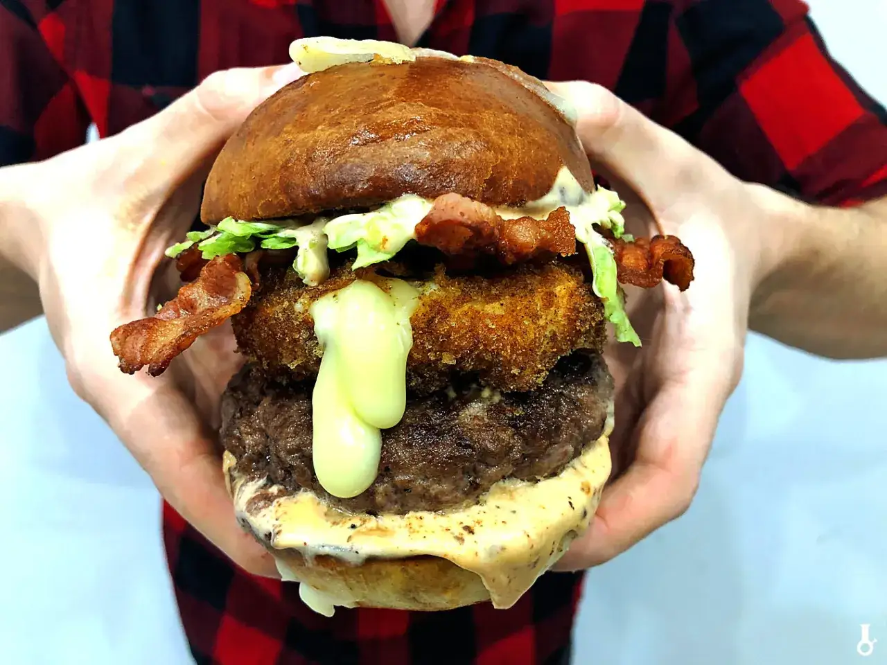 Ogromny burger drwala z podwójną wołowiną, chrupiącym kotletem, bekonem i ciągnącym serem.