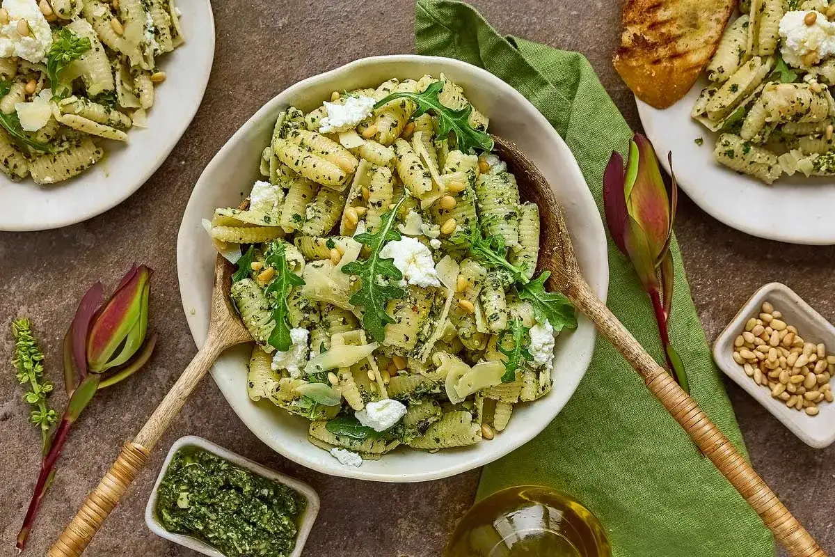 Pasta mit cremigem Rucola Pesto, Pinienkernen und Ziegenk&auml;se. Ein k&ouml;stliches Gericht, das Lust auf mehr macht.