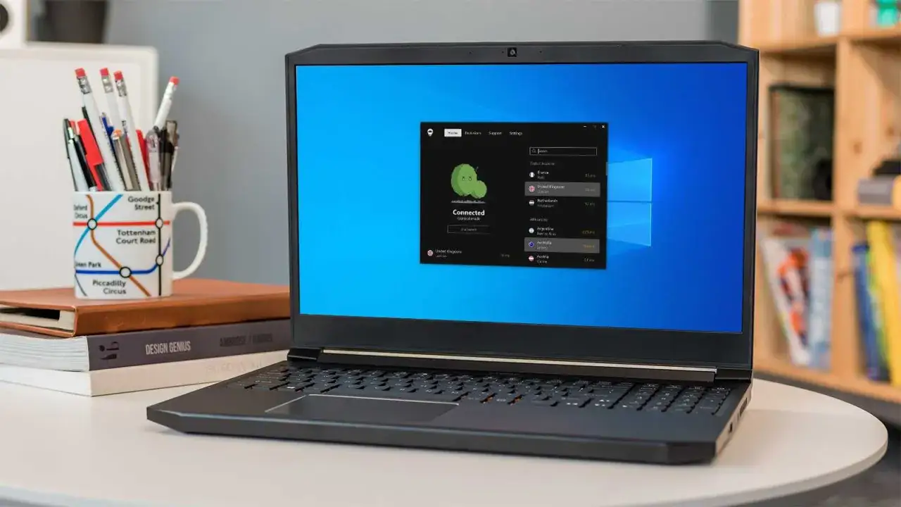 Laptop z aktywnym połączeniem AdGuard VPN. Zielona ikonka i status 