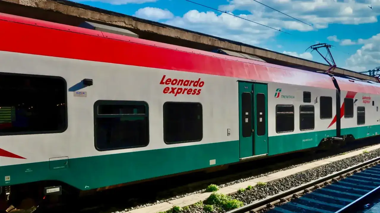 Le train Leonardo Express, reliant Fiumicino à Termini, est prêt à partir sous un ciel bleu.