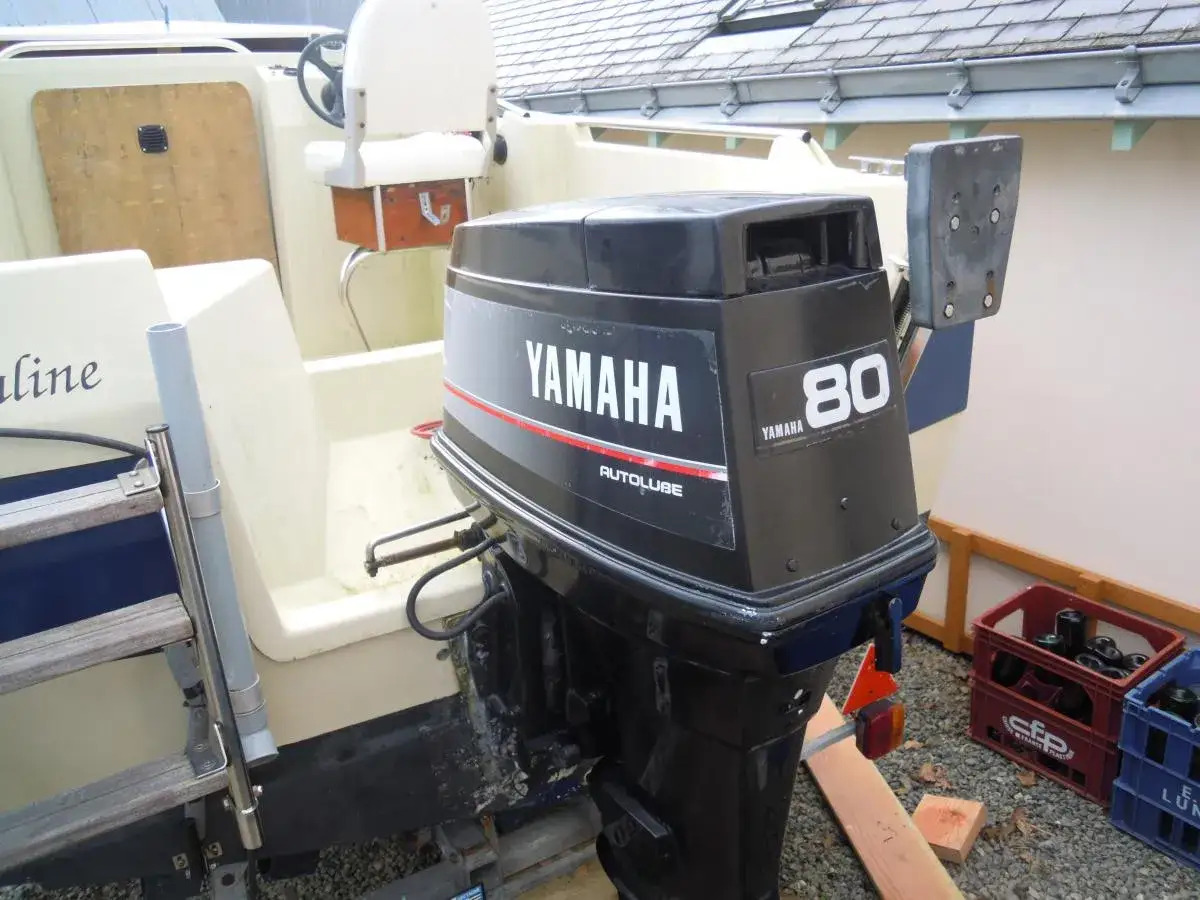 Moteur Yamaha 80 CV, 2 temps, démarre puis cale. Le hors-bord est monté sur un bateau de pêche.