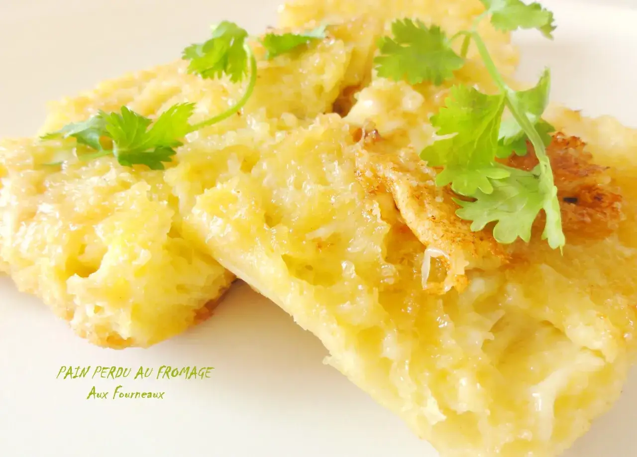 Pain perdu salé au fromage, doré et garni de coriandre fraîche. Un délice croustillant et fondant.