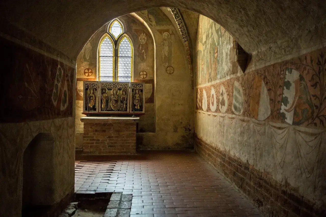 Wnętrze kaplicy z malowidłami ściennymi i ołtarzem. Ląd nad Wartą skrywa takie skarby.
