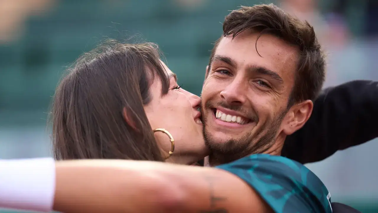 Veronica Confalonieri d&agrave; un tenero bacio a Musetti, un momento di gioia e affetto sul campo.