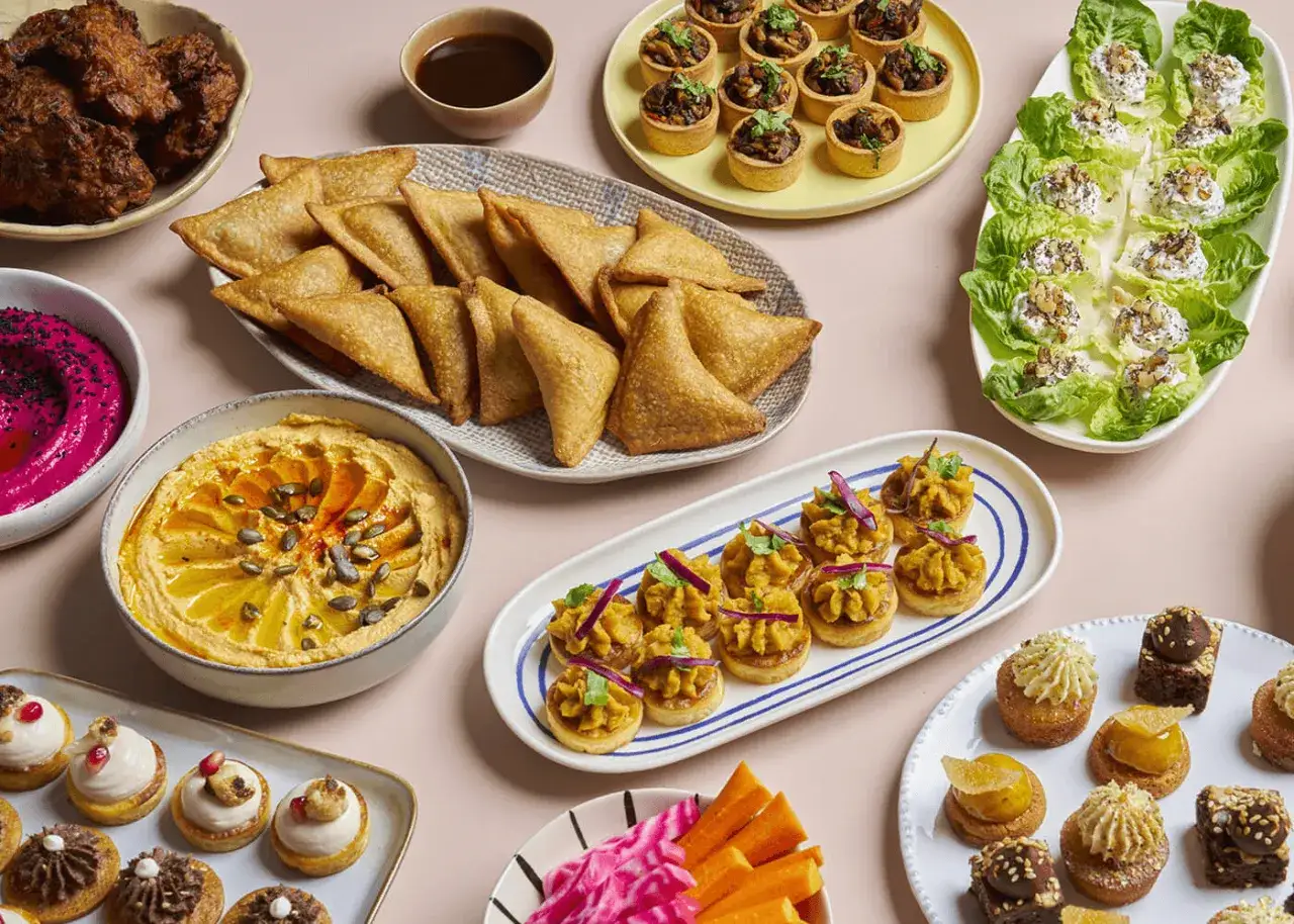 Un d&eacute;licieux **d&icirc;ner ap&eacute;ro dinatoire** avec houmous, samossas, tartines et mini-g&acirc;teaux.