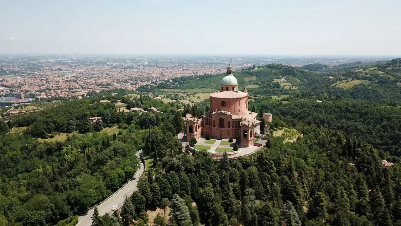 Santuario della Madonna di San Luca, uno dei principali **colli bolognesi cosa vedere**, domina la città con la sua architettura imponente.