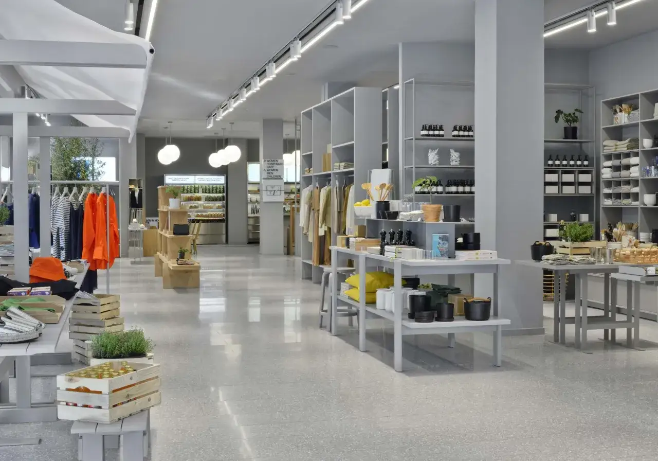 Ljus och luftig butik i Stockholm med kl&auml;der, inredning och matvaror. Ett exempel p&aring; annorlunda butiker i Stockholm som erbjuder en helhetsupplevelse.