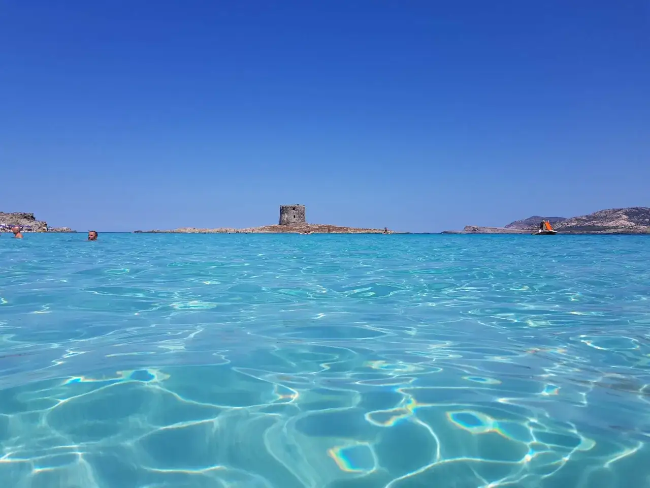 Acque cristalline e una torre antica: ecco dove andare in vacanza con pochi soldi in Italia per un'esperienza indimenticabile.