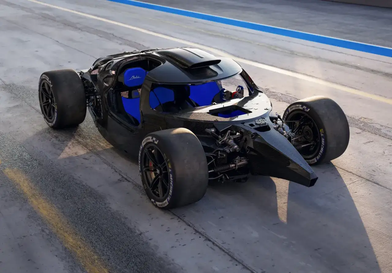 Czarny Bugatti Bolide z niebieskimi siedzeniami na torze wyścigowym.
