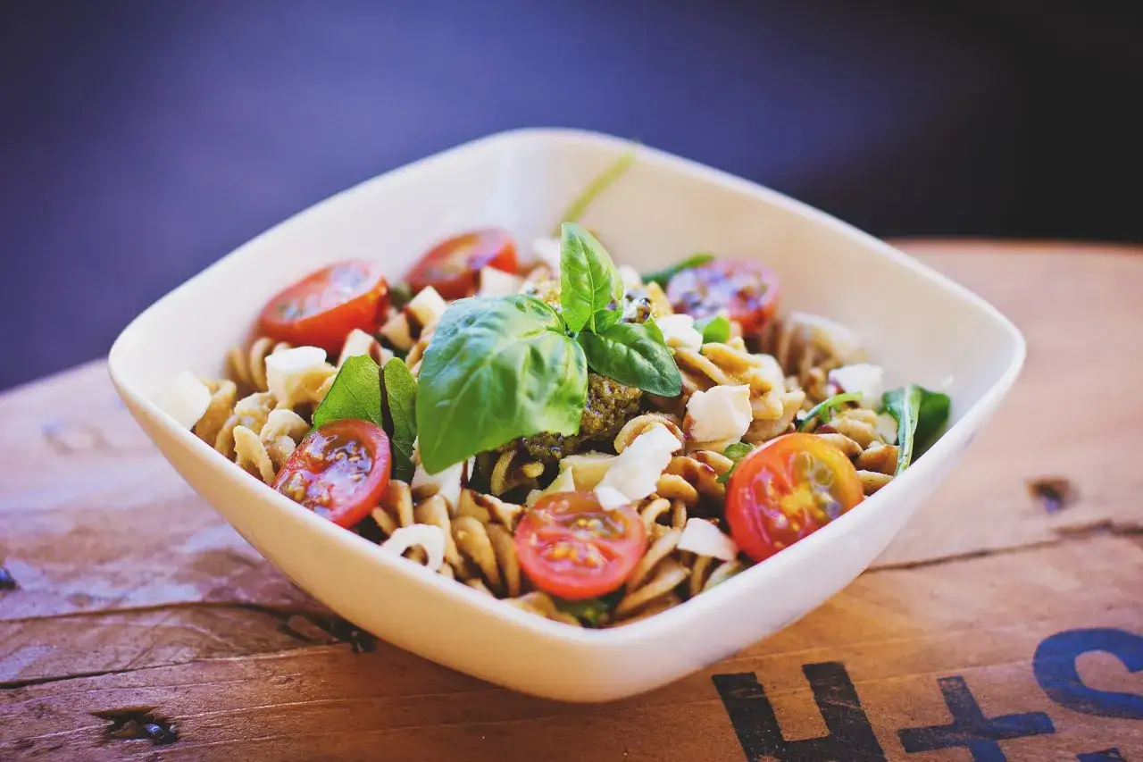 Fusilli z pesto i pomidorkami