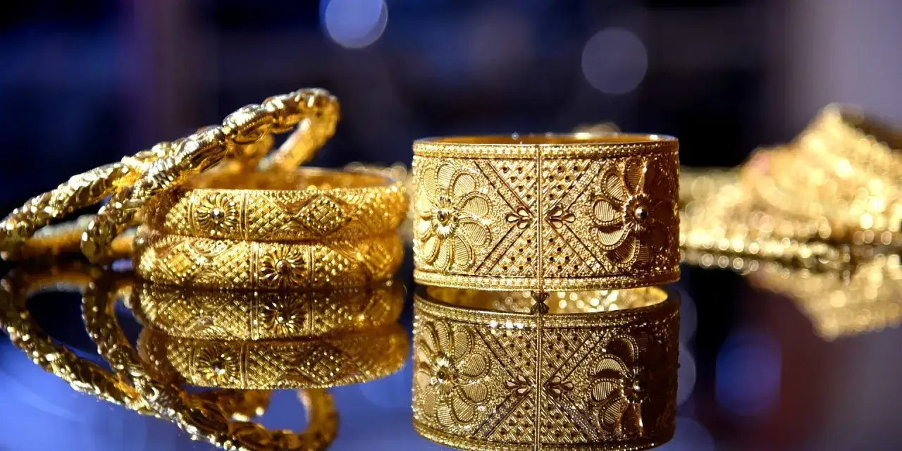 Pulseras de oro finamente labradas, un s&iacute;mbolo de riqueza y belleza, mostrando para que se utiliza el oro en joyer&iacute;a tradicional.
