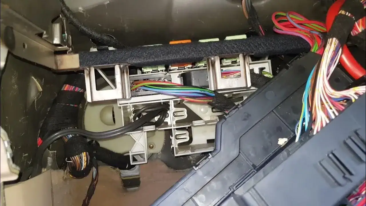 BMW E39 demontaż schowka moduł komfortu