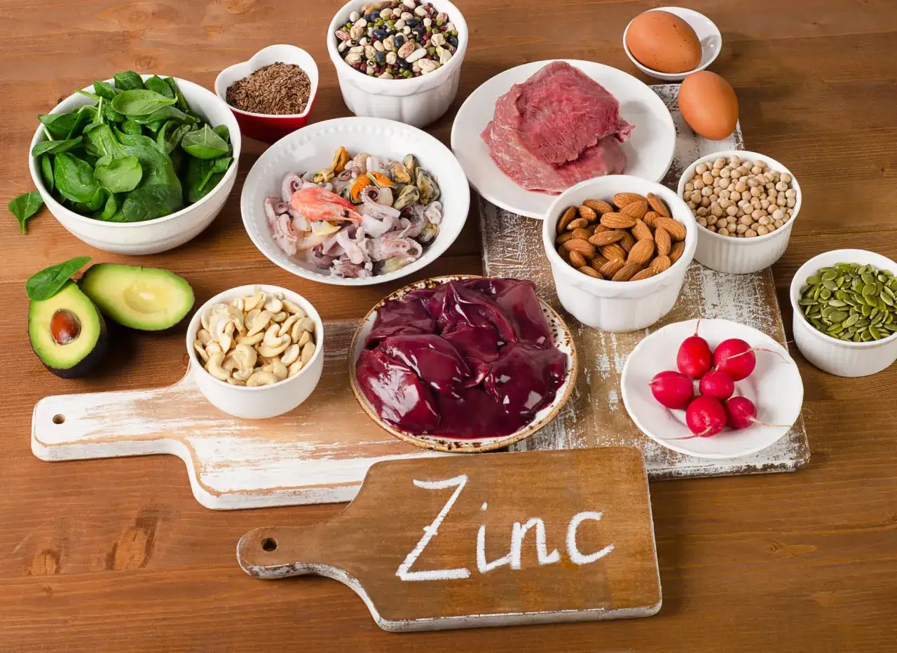 Zinkreiche Lebensmittel wie Leber, Fleisch, N&uuml;sse und Samen. Informieren Sie sich, wie viel Zink pro Tag empfohlen wird.