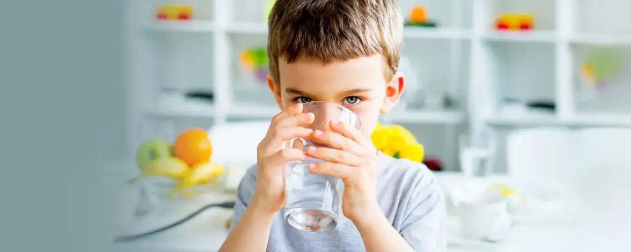 Junge trinkt Wasser. Die Frage