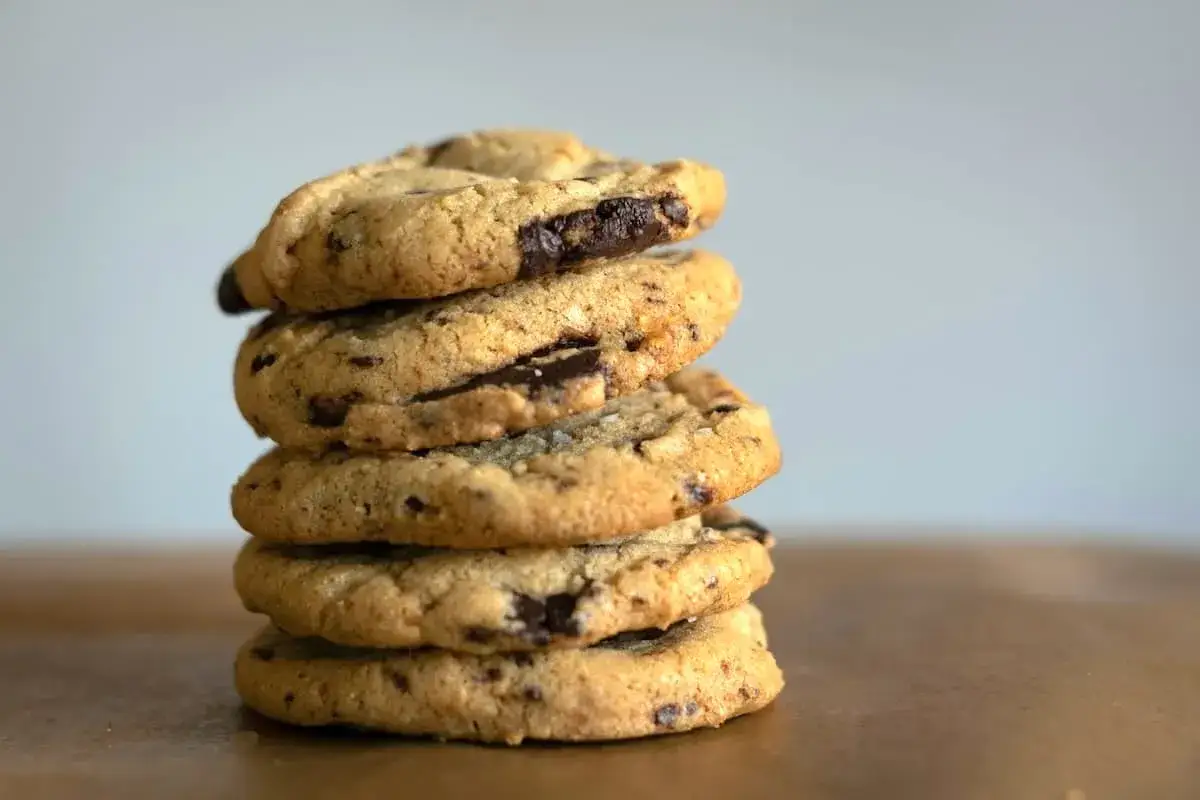 Pile de d&eacute;licieux cookies aux p&eacute;pites de chocolat, faits avec de l'huile de coco pour une texture parfaite.