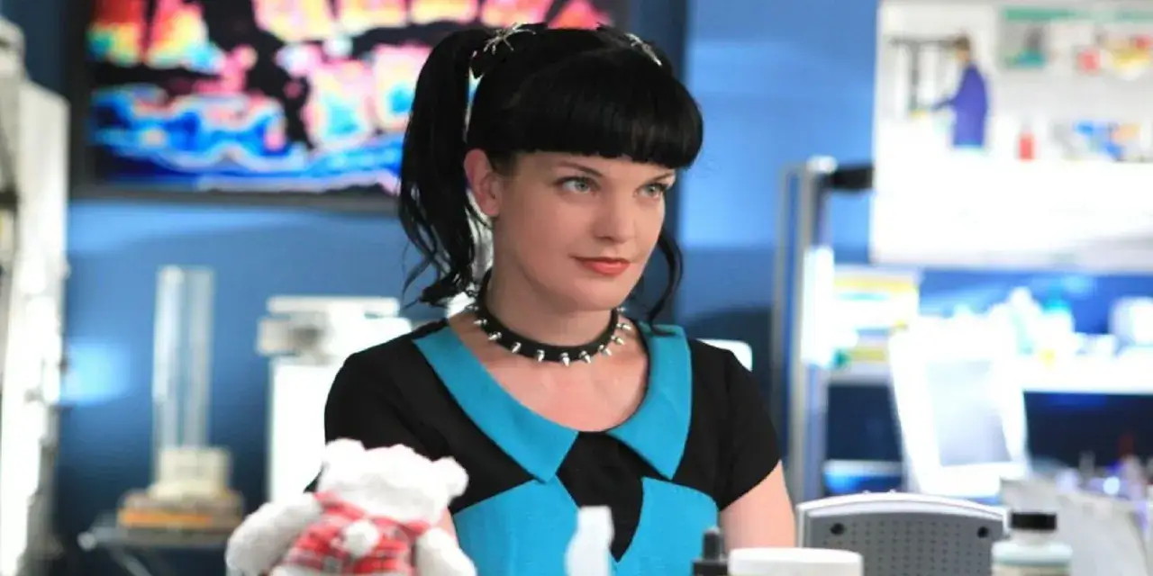 Abby Sciuto von NCIS heute im Labor, mit ihrem Teddyb&auml;r und einem auff&auml;lligen Halsband.