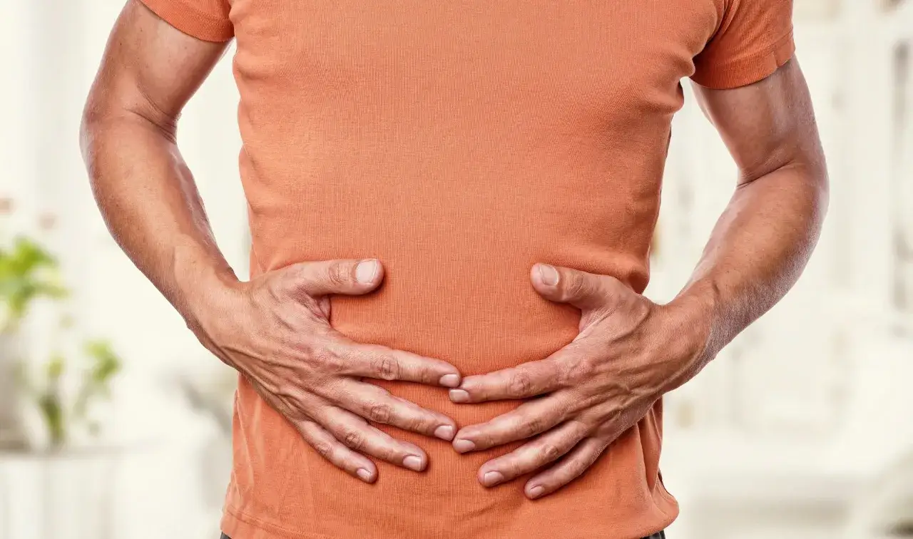 Mann h&auml;lt sich den Bauch, da es im Bauch gluckert.