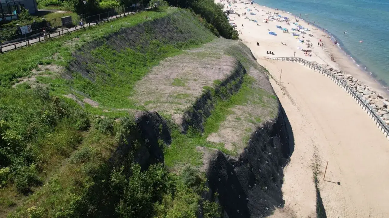 Jastrzębia Góra: plaża, klif i ścieżki. Idealne miejsce na rodzinne wypady i odkrywanie atrakcji dla dzieci.