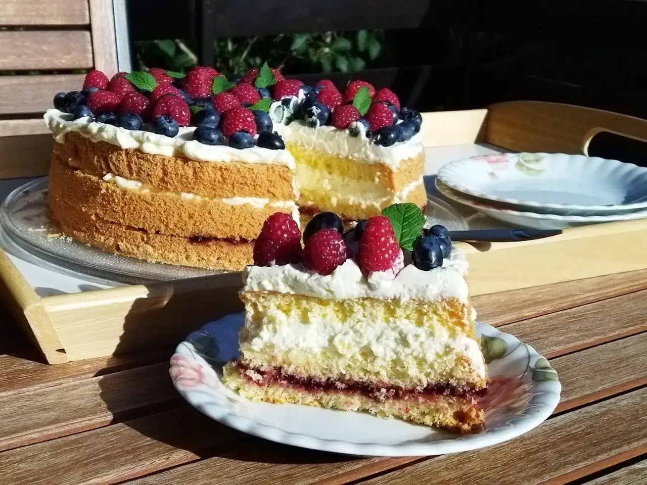 Pyszny tort z malinami i borówkami, idealny na specjalną okazję. Zastanawiasz się, ile dni wcześniej można zrobić tort? Ten wygląda świeżo, jakby był zrobiony dziś!