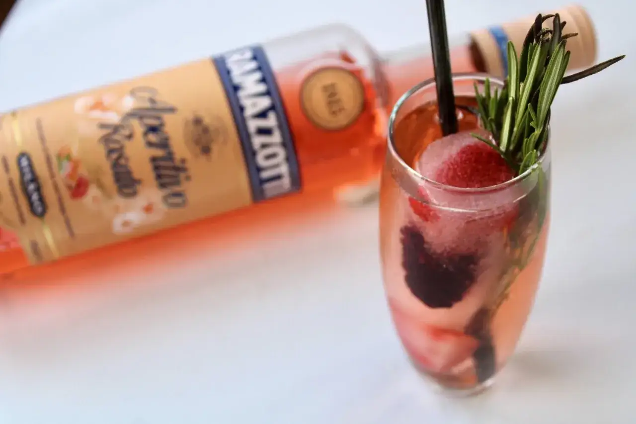 Orzeźwiający szprycer z Aperol Rosato, owocami i rozmarynem. Idealny na letnie popołudnie.