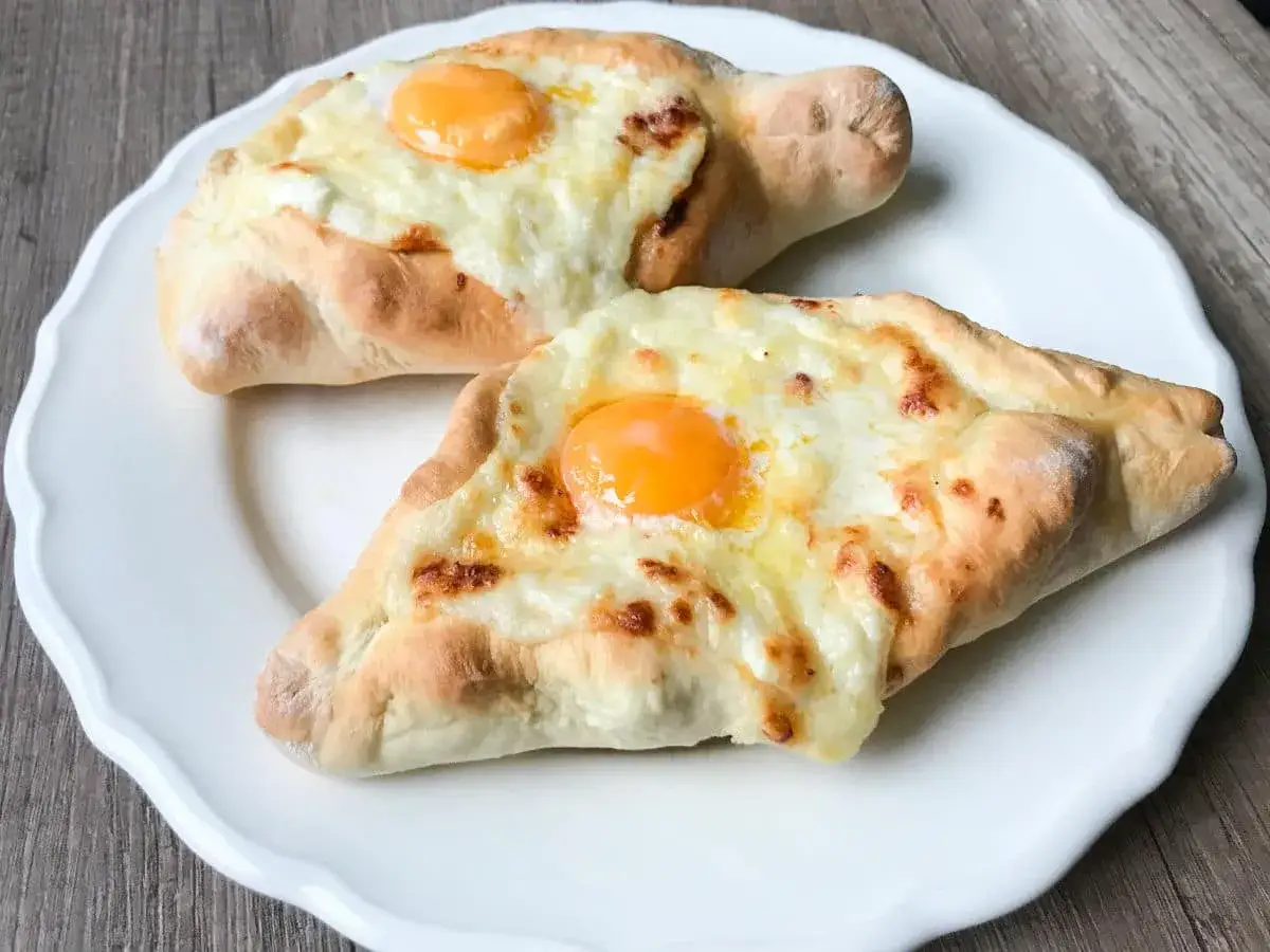 Dwa chaczapuri z jajkiem i serem, idealne na śniadanie. Prosty chaczapuri przepis, który zachwyci każdego.