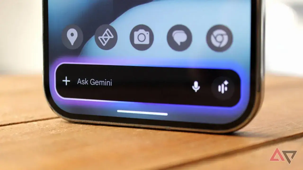Na ekranie telefonu widoczny jest pasek z napisem