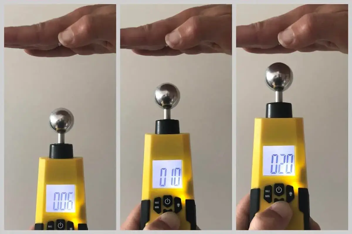 Messung der **Feuchtigkeit aus Wand ziehen Hausmittel** mit einem Feuchtigkeitsmesser. Die Anzeige steigt von 000 auf 010 und dann auf 020.