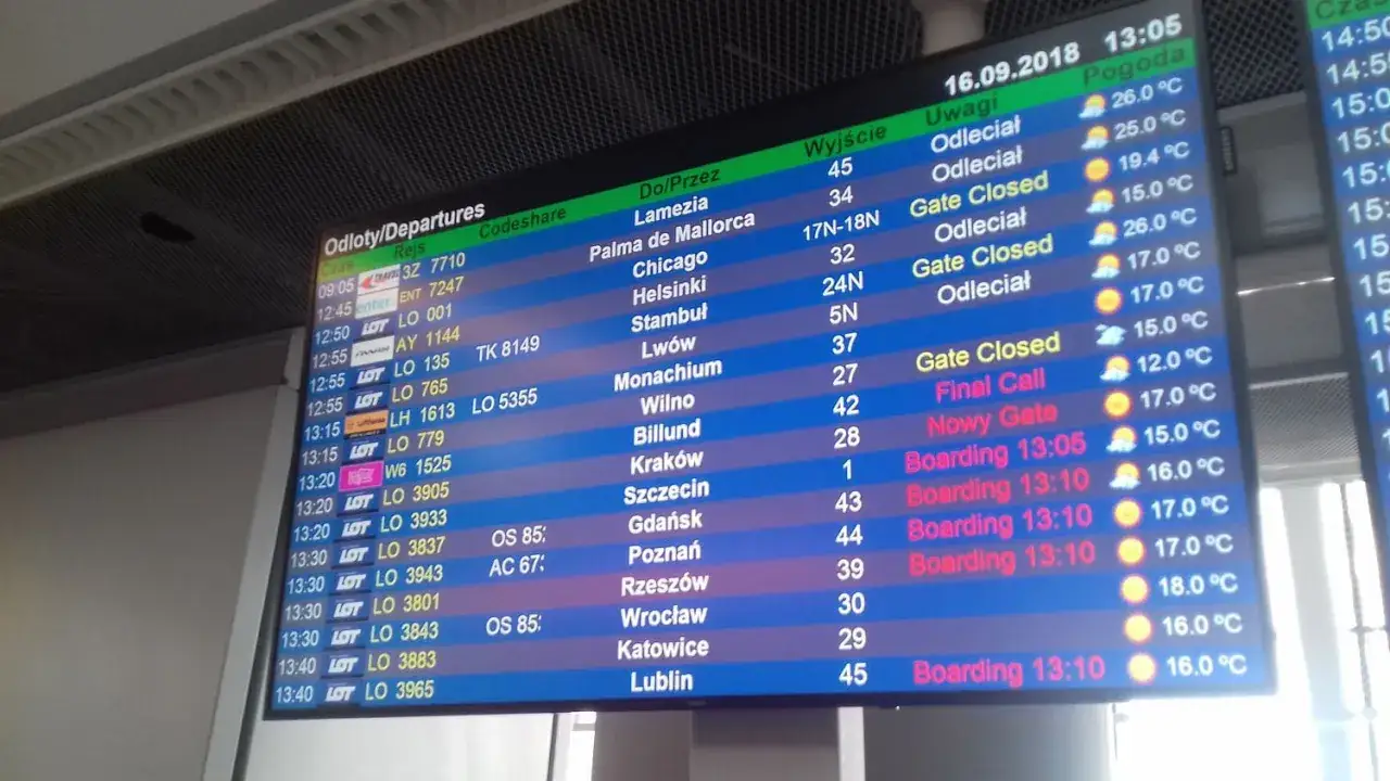 Tablica odlotów na lotnisku pokazuje, kiedy być na lotnisku, z informacjami o lotach do Lamezii, Palmy de Mallorca, Chicago, Stambułu i innych.