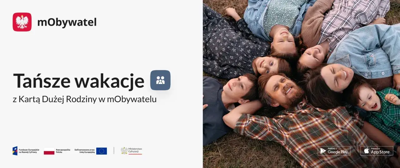 Rodzina leży na trawie, ciesząc się wsp&oacute;lnym czasem. Karta Dużej Rodziny w mObywatelu to lista zniżek na tańsze wakacje.